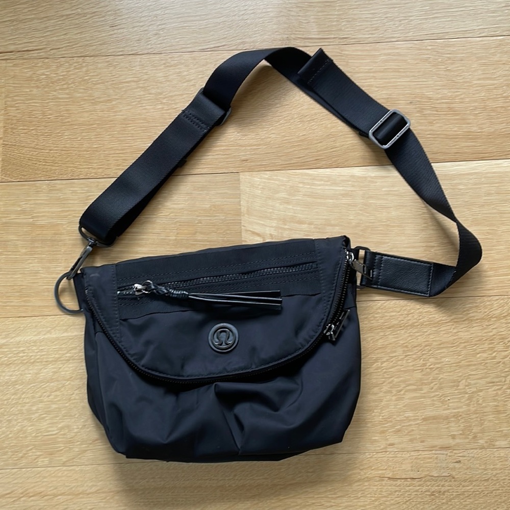 Lululemon cross body bag in black